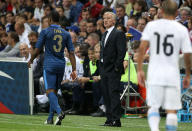 Une première pas franchement réussie. Le 15 août 2012, au stade Océane du Havre, Didier Deschamps fait ses débuts dans le costume de sélectionneur des Bleus, lors d'un amical face à l'Uruguay. Ce jour-là, "DD" n'avait pas hésité à lancer des petits nouveaux comme Etienne Capoue, Christophe Jallet ou encore Mapou Yanga M'Biwa. La première compo de Deschamps sélectionneur ? Lloris - Debuchy, Yanga M'Biwa, Sakho, Evra - Mavuba, Gonalons - Valbuena, Ribéry - Giroud, Benzema. Score final ? 0-0, au bout de l'ennui. On a connu de meilleurs débuts. (crédit Getty)