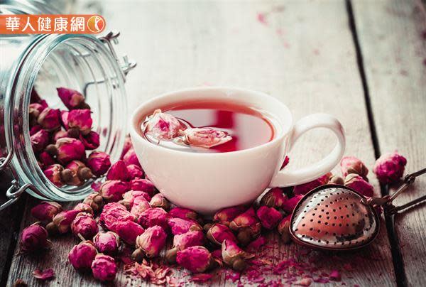 玫瑰花茶有疏肝解鬱、活血行氣的作用，類似芍藥、紅花、當歸、桃仁等活血化瘀中藥材。