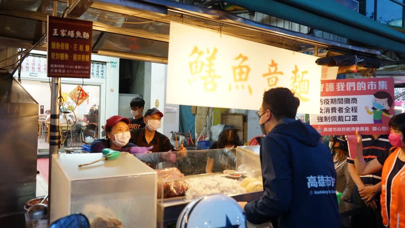 ▲高市府宣布包含市場、夜市在內的所有的餐飲攤全面改採提供外帶、禁止內用並取消共食區。（圖／高市府經發局提供）