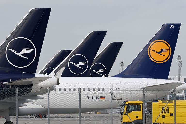 Airplanes of German airline Lufthansa are parked at the Franz-Josef-Strauss airport in Munich, southern Germany, during a strike of the ground staff employees of Lufthansa on July 27, 2022, - German national carrier Lufthansa said it would have to cancel almost all flights at its domestic hubs in Frankfurt and Munich on July 27, 2022 because of a planned strike by ground crew, adding to a summer of travel chaos across Europe. (Photo by Christof STACHE / AFP)