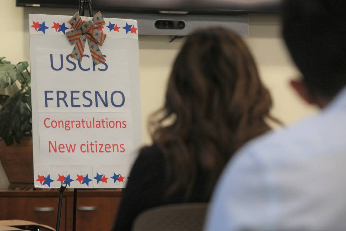 Several of the 102 individuals from the valley, hailing from 20 countries, became American citizens Thursday morning (July 21) at the United States Citizenship and Immigration Services offices in Fresno. María G. Ortiz-Briones/mortizbriones@vidaenelvalle.com