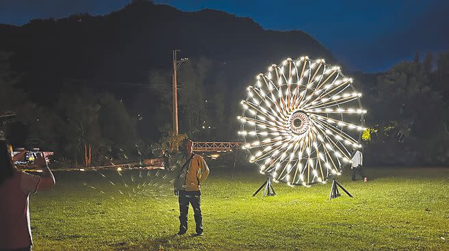 台東光祭13件作品在知本溫泉區展出，部分民眾認為動線不佳及太暗，台東縣府回應動線與去年相同。（蔡旻妤攝）