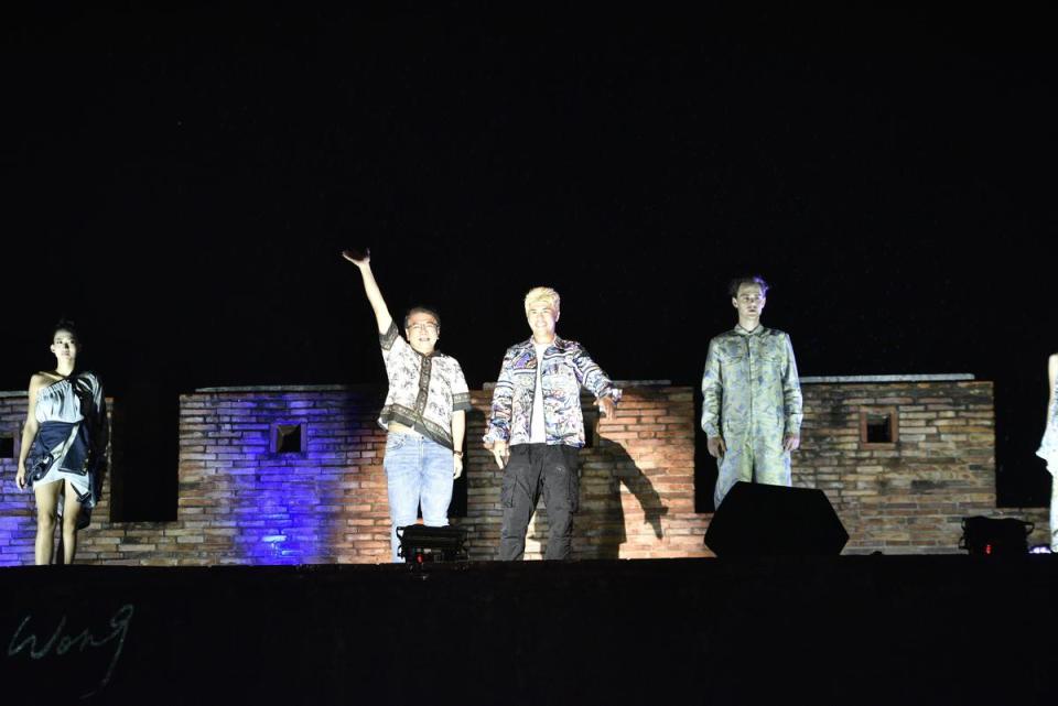 屏東縣長潘孟安（左2）現身支持半島歌謠祭與Daniel Wong（右2）的恆春古城時尚秀。（Daniel Wong提供）