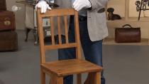 Der Leiterstuhl aus den 1930er-Jahren, ein Holzstuhl, der im Handumdrehen zu einer Leiter umfunktioniert werden konnte, war eine Erfindung von Benjamin Franklin. Schätzpreis: 150 bis 200 Euro. (Bild: ZDF)