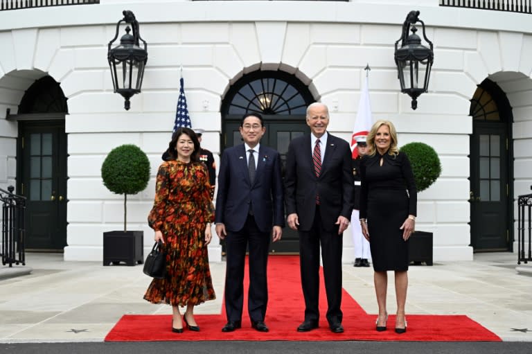 El presidente estadounidense, Joe Biden (2º drcha.), y la primera dama, Jill Biden (drcha.), dan la bienvenida al primer ministro japonés, Fumio Kishida, y a su esposa, Yuko, en el Pórtico Sur de la Casa Blanca, en Washington, el 9 de abril de 2024 (Andrew Caballero-Reynolds)