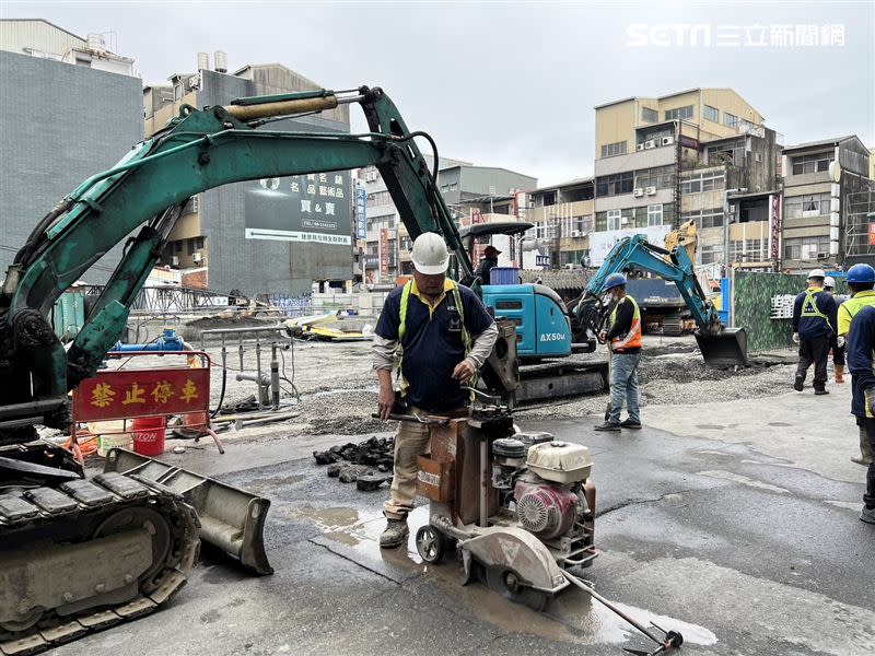 台南市五妃街與西門路一段路口，一處新建工地6日驚見天坑吞車、吊臂倒塌。（圖／翻攝畫面）