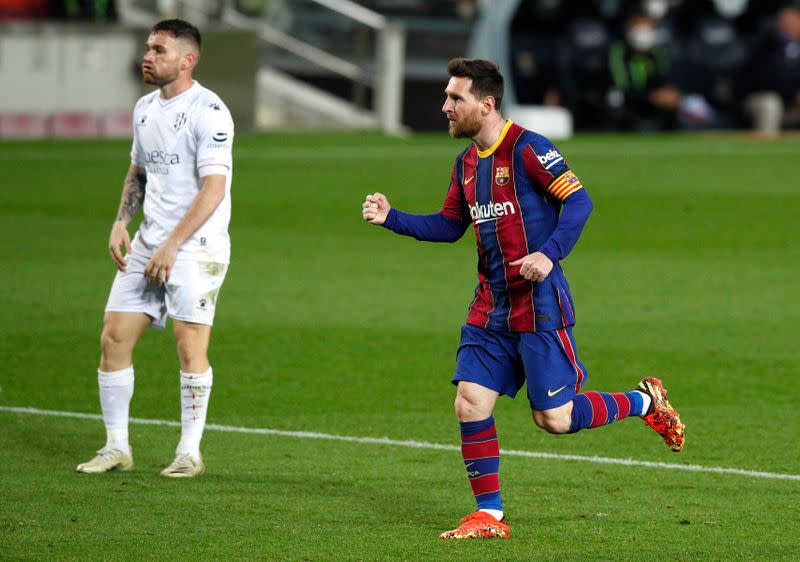 Lionel Messi celebra tras anotar su segundo gol y el cuarto de su equipo en la victoria del FC Barcelona de 4-1 sobre el SD Huesca, por la Liga española de fútbol, en el estadio Camp Nou, Barcelona, España