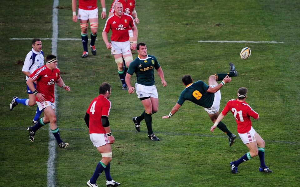 Ronan O'Gara upends Fourie Du Preez in front of referee Berdos - GETTY IMAGES