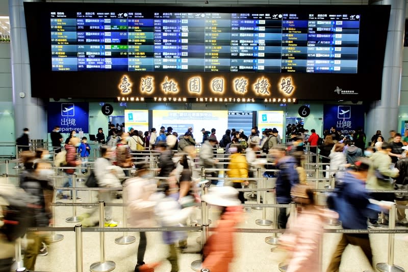 桃園機場31日指出，因有大片雷雨胞影響航機飛航路線，日本福岡飛航情報區自中午起對赴日航班實施流量管制，提醒旅客要留意航班異動資訊。（中央社資料照）