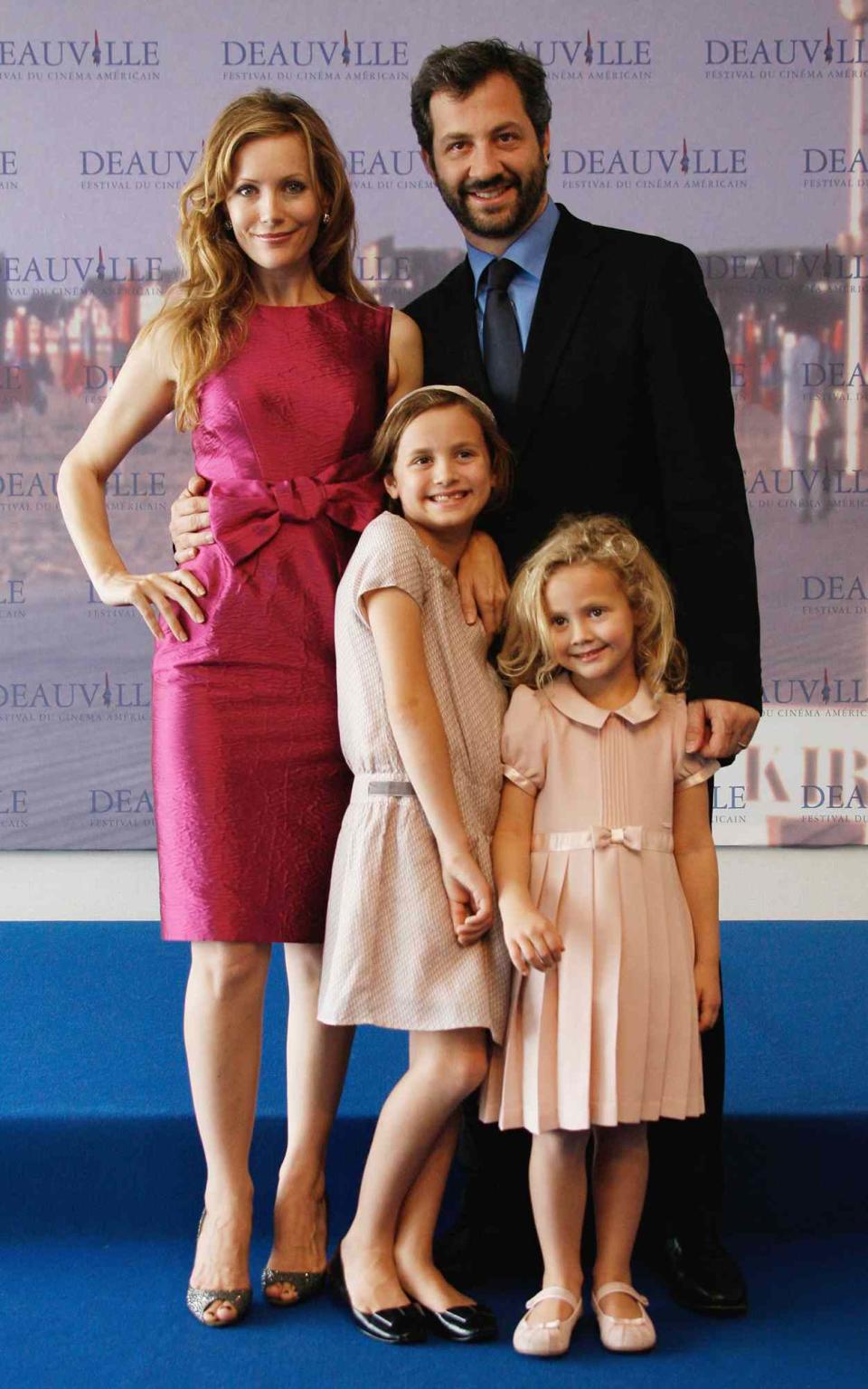 Judd Apatow (R) poses with his wife actress Leslie Mann (L) and their daughters Iris (front R), Maude (front L) at the photocall for the film "Knocked up"during the 33rd Deauville American Film Festival on september 02, 2007 in Deauville, France