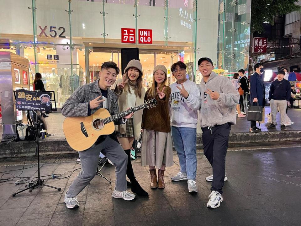 街頭藝人蘇侯宇（左起）、YouTuber狄達、AV、街頭藝人吳鎮安等均來參與張國榮紀念影片拍攝。（Big Big Air Asia & 香港環球音樂提供）