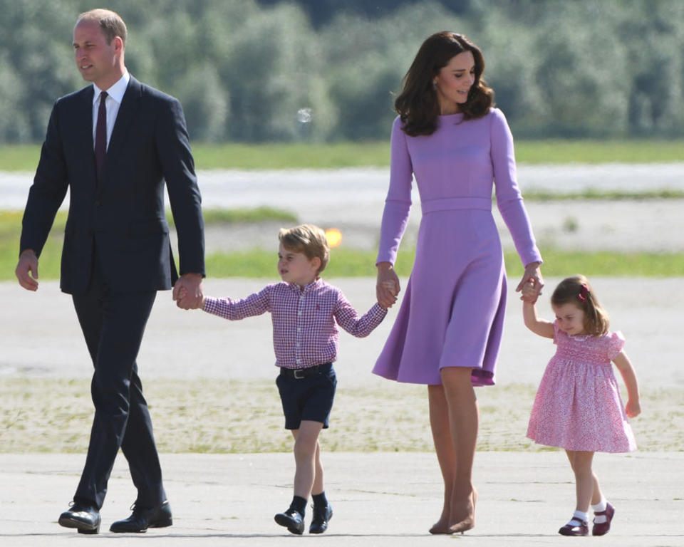 Prinz George kommt mit seiner Familie im Juli 2017 zum Besuch in Hamburg an. In Shorts. (Bild: Getty Images)