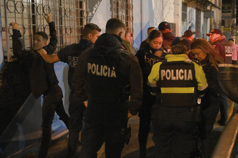 ARCHIVO - Policías efectúan el 27 de enero de 2023 revisiones en una zona de centros nocturnos y bares en San José, Costa Rica, país que registró el año pasado una cifra récord de homicidios. (AP Foto/Carlos Gonzalez, Archivo)