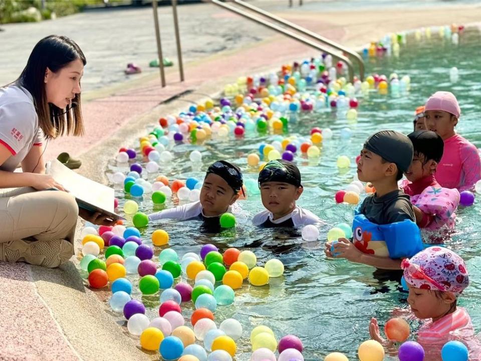 台東紅葉谷綠能溫泉園區在暑假期間的週六下午於池畔邊說故事給孩子們聽。圖／雲朗觀光