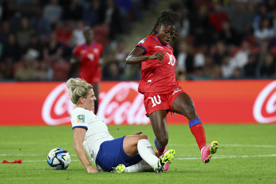 England's Millie Bright, left, challenges Haiti's Nerilia Mondesir during the Women's World Cup Group D soccer match between England and Haiti in Brisbane, Australia, Saturday, July 22, 2023. (AP Photo/Tertius Pickard)