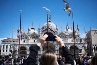 À Venise (Italie), le 25 avril 2024. Des touristes sur la place Saint-Marc. Bilan de l’entrée en vigueur de la taxe d’entrée, selon les chiffres rapportés par “La Stampa” : “113 000 demandes d’accès enregistrées, 15 700 personnes payantes, 97 300 exemptées. Total des gains pour la commune : 78 500 euros.”. PHOTO MARCO BERTORELLO/AFP