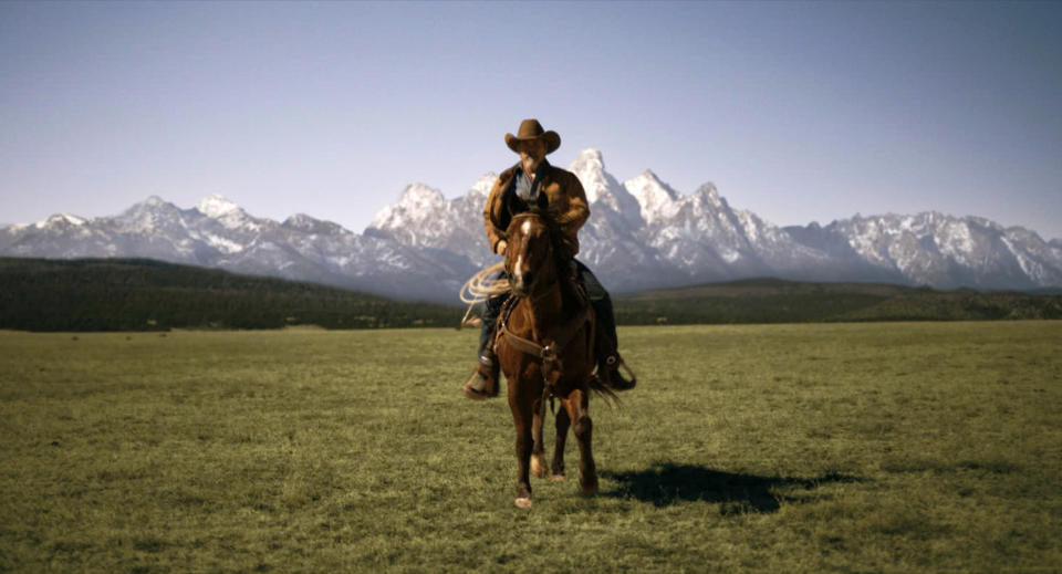 En esta imagen difundida por Amazon Prime Video, Josh Brolin en una escena de "Outer Range". La serie, un western moderno con elementos sobrenaturales, se estrena el viernes en el servicio de streaming. (Richard Foreman/Amazon Prime Video vía AP)