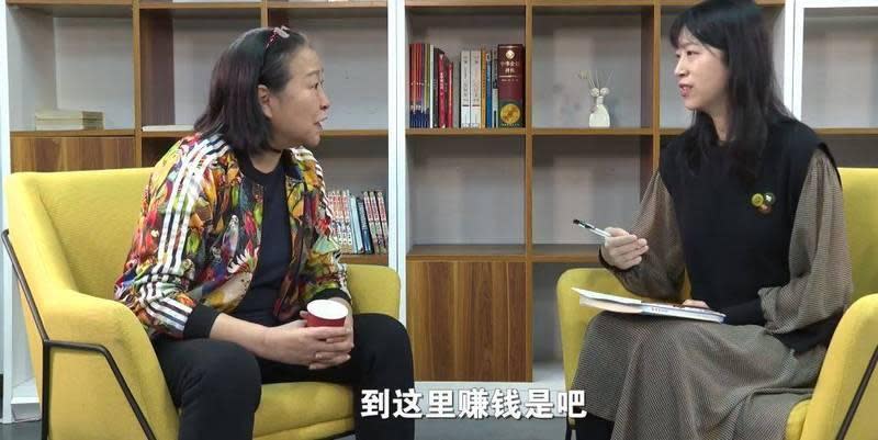 方芳受訪鼓吹中國教訓台灣，卻遭主持人質疑「是來賺錢的吧」，她則急回應「沒錢我也幹！」（翻攝自微博）