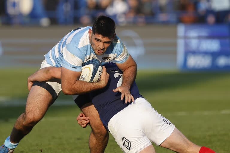 Joaquín Oviedo afronta una zancadilla de Judicaël Cancoriet; el octavo argentino es quien más tackles realizó y rompió frente a Francia en el segundo test match de los Pumas en el ventana de julio.