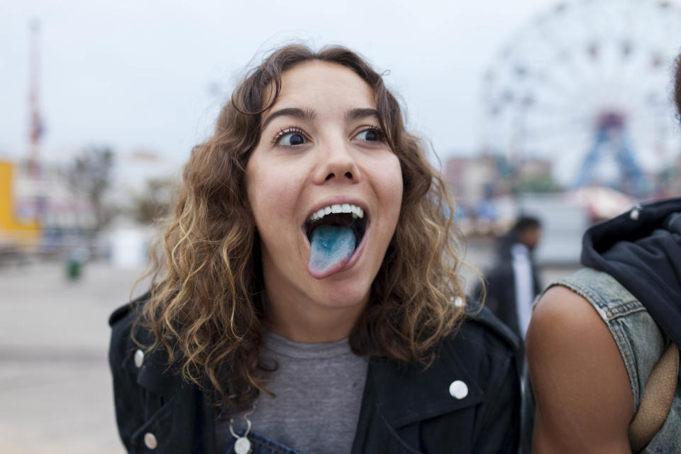 Los colorantes y algunos alimentos pueden manchar la lengua temporalmente. Con higiene y una correcta hidratación pronto regresa su color característico. (Getty Creative)