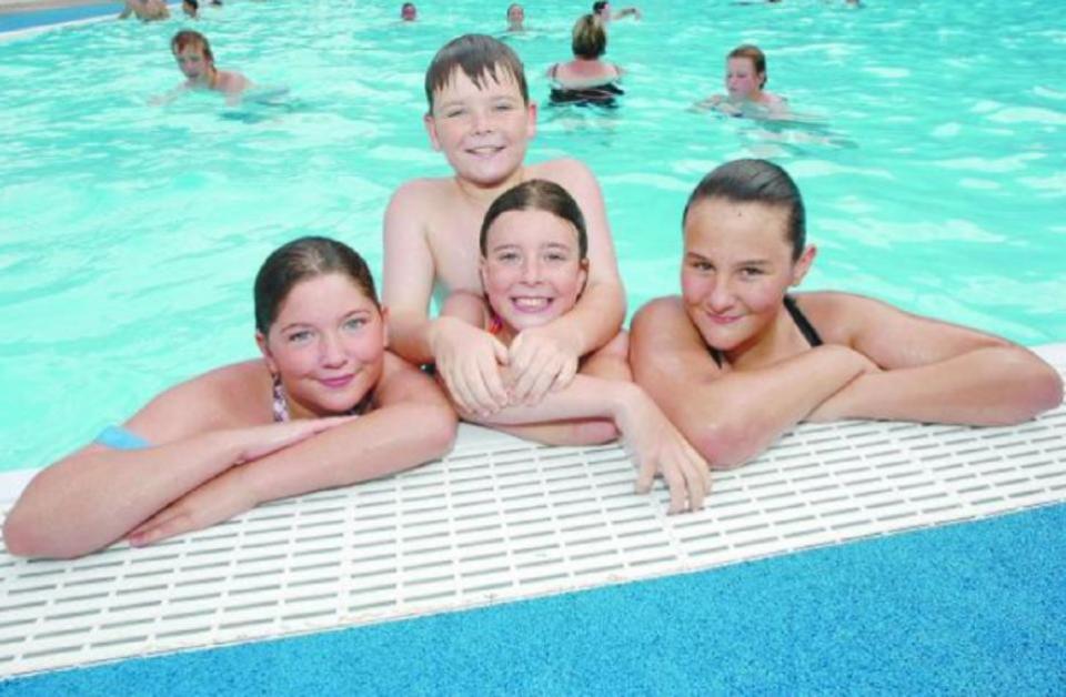 Worcester News: FAMILIE: Familien genießen Droitwich Lido 