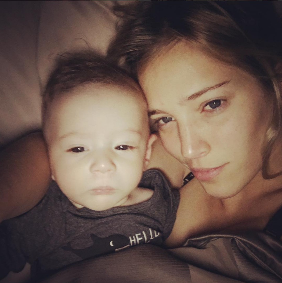 Luisana Lopilato. La actriz y mujer del cantante canadiense, Micheal Bublé, se mostró al natural en una tierna selfie junto al menor de sus dos hijos, Elías, de ocho meses. ¿Quién de ellas luce mejor el look “no make-up”? - Foto: Instagram.com/luisanalopilato/