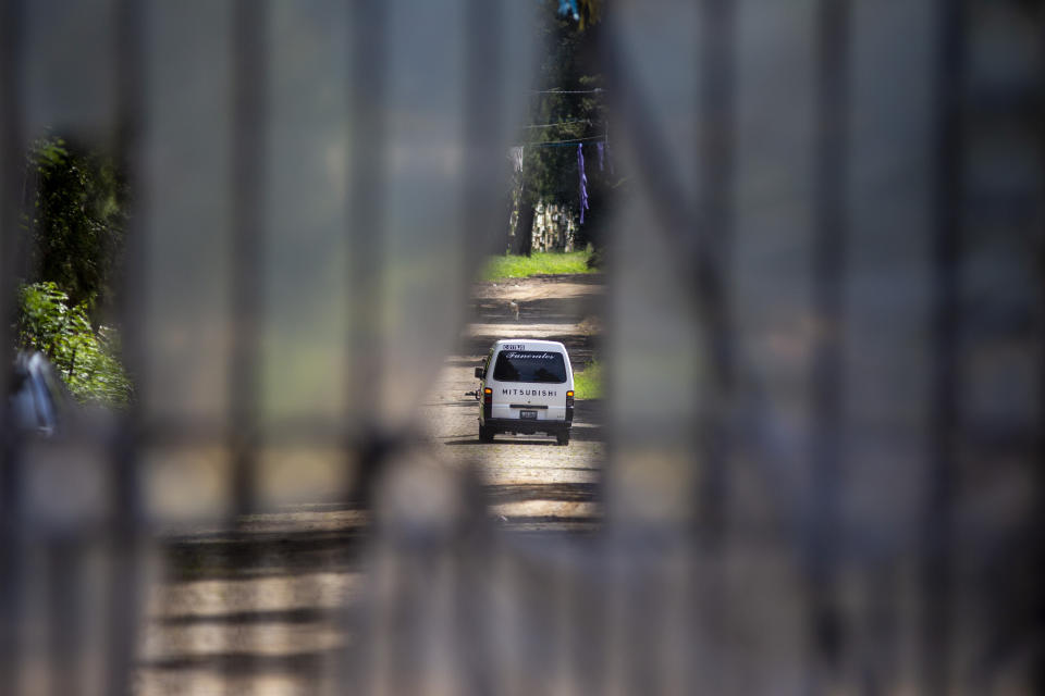 Un vehículo ingresa a una sección del cementerio de La Verbena, en la Ciudad de Guatemala, el martes 28 de julio de 2020. En ese cementerio son sepultadas las personas fallecidas por el COVID-19. (Foto AP/Moisés Castillo)