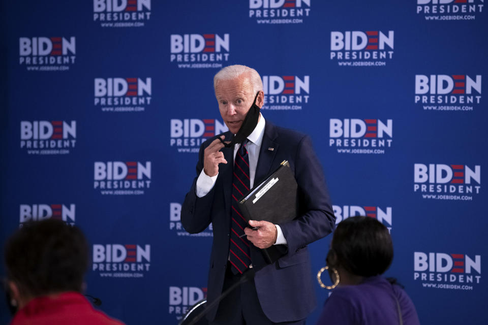 Joe Biden, de quien se ha burlado el presidente Donald Trump por usar cubrebocas, en un evento de campaña en Filadelfia, el 11 de junio de 2020. (Kriston Jae Bethel/The New York Times)