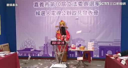 　　　　　　　　　　　　　　　這次立委選舉名字最長的是,「黃宏成台灣阿成世界偉人財神總統」，共有15字。