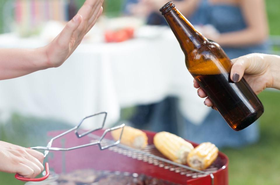 Der Konsum von ein, zwei Fläschchen gutem Bier gehört für viele Menschen zu einem gelungenen Grillabend dazu. In Maßen ist dagegen sicher nichts einzuwenden, sofern Sie das Bier nur trinken! Vermeiden Sie es, die Glut mit Bier abzulöschen, denn das verleiht dem Fleisch keinesfalls einen guten Geschmack. Im Gegenteil: Die Asche wird durchwühlt und gesundheitsschädlichen Partikel können sich auf dem Grillgut absetzen. Außerdem bilden sich krebserregende polyzyklische aromatische Kohlenwasserstoffe (PAK) durch den Qualm. (Bild: iStock / KatarzynaBialasiewicz)