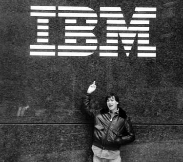 當年被喬幫主豎中指的IBM，現在與蘋果親密推出三款在Apple Watch上的企業級應用