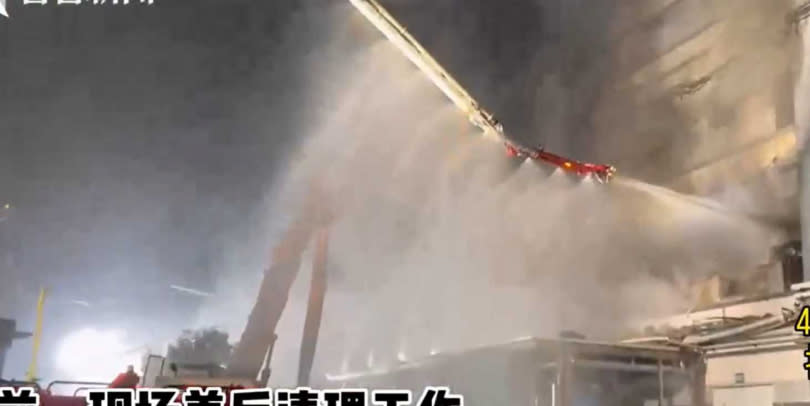 上海市勝瑞電子一間廠房22日突然發生嚴重火災，焚燒約12個小時才獲得控制。（圖／翻攝自看看新聞）