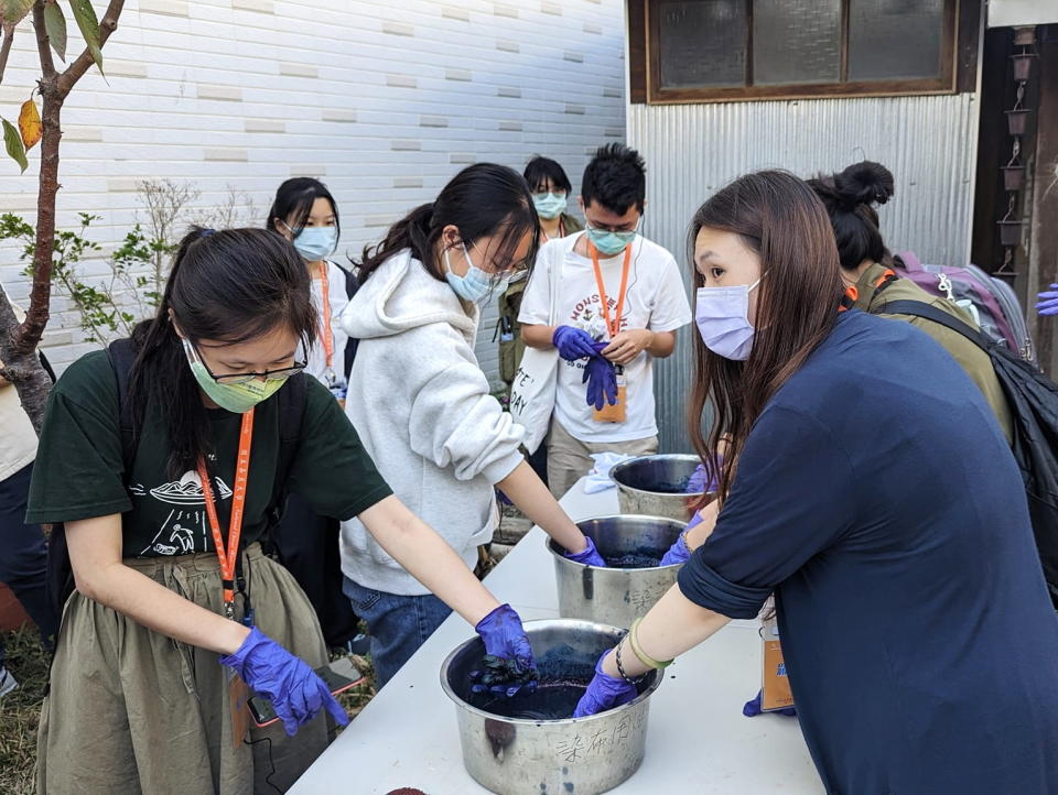 「嘉義巡禮」路線與內容涵括聯合國永續發展目標(SDGs)所揭櫫之各項與環境永續及生態保護等重要議題，由校內至校外、市區至郊區、海邊至山上，多元豐富的內容包括：嘉大校蘭潭校區內水資源及綠色能源設施原理與應用、蘭潭後山、水庫與周邊溪流等生態、南海溪蟹棲地復育；嘉義縣市區小路線包含嘉義植物園與嘉義縣民雄鄉人文歷史產業介紹；海大路線包含東石、布袋、六腳與朴子等區域之歷史文化與生態環境；山大路線為嘉大社口實驗林場豐富的生態資源及林下經濟，其中有一門英文為主、中文為輔的EMI雙語微學分課程，提供嘉大外籍學生深入認識嘉義這個依山傍海的鄉城。