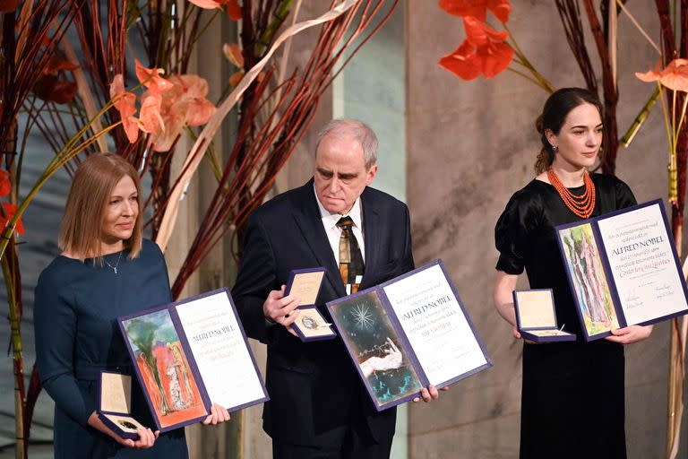 Natalia Pinchuk en nombre de su esposo, el activista bielorruso encarcelado Ales Bialiatski; el presidente de la organización rusa de derechos humanos Memorial, Yan Rachinsky; y la directora del Centro Ucraniano para las Libertades Civiles (CCL), Oleksandra Matviichuk, posan con sus certificados y medallas del Premio Nobel de la Paz