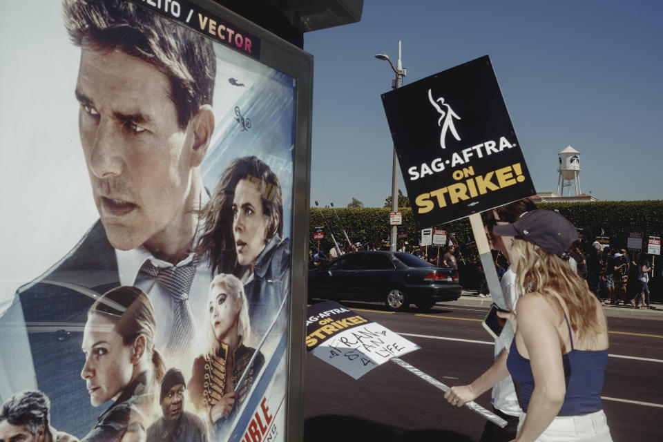 Miembros del Sindicato de Actores de Cine y del Sindicato de Guionistas forman una línea de protesta afuera de Paramount Pictures en Los Ángeles, el viernes 14 de julio de 2023. (Mark Abramson/The New York Times).