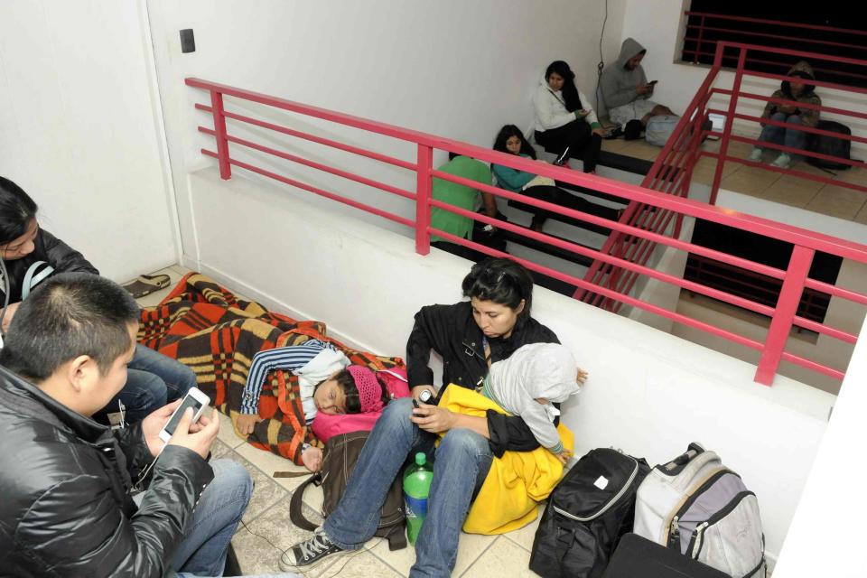 Residents stay on the top floor of their building during a vertical evacuation after a tsunami alarm at Iquique city, north of Santiago on the southern Pacific coast, April 1, 2014. (REUTERS/Cristian Vivero)