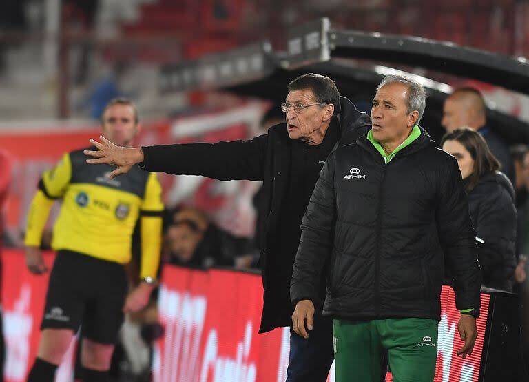 Julio Falcioni y su ayudante, Omar Piccoli, durante un partido reciente con Banfield