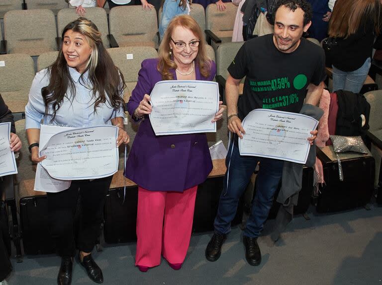 Senadores por Santa Cruz: Cecilia Gadano, PRO; Alicia Kirchner, Unión por la Patria y José María Carambia, de Mo.ve.re.