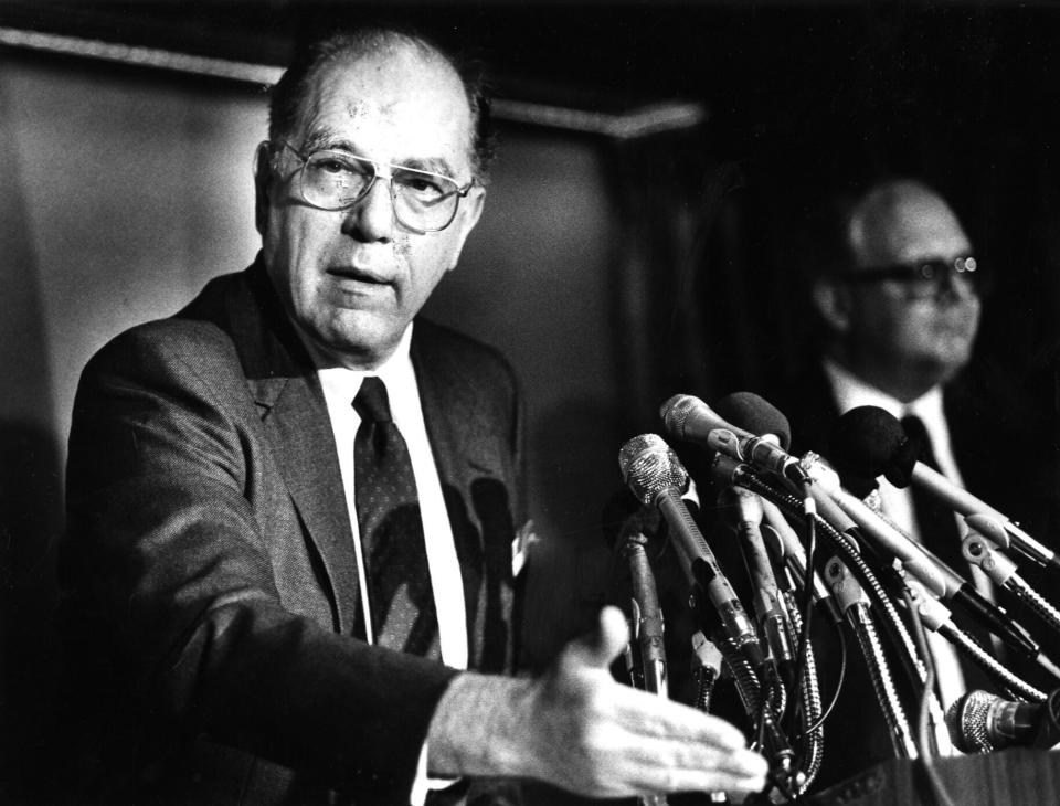 Lyndon LaRouche speaks to reporters at the National Press Club in Washington on May 5, 1988. (Photo: The Washington Post via Getty Images)