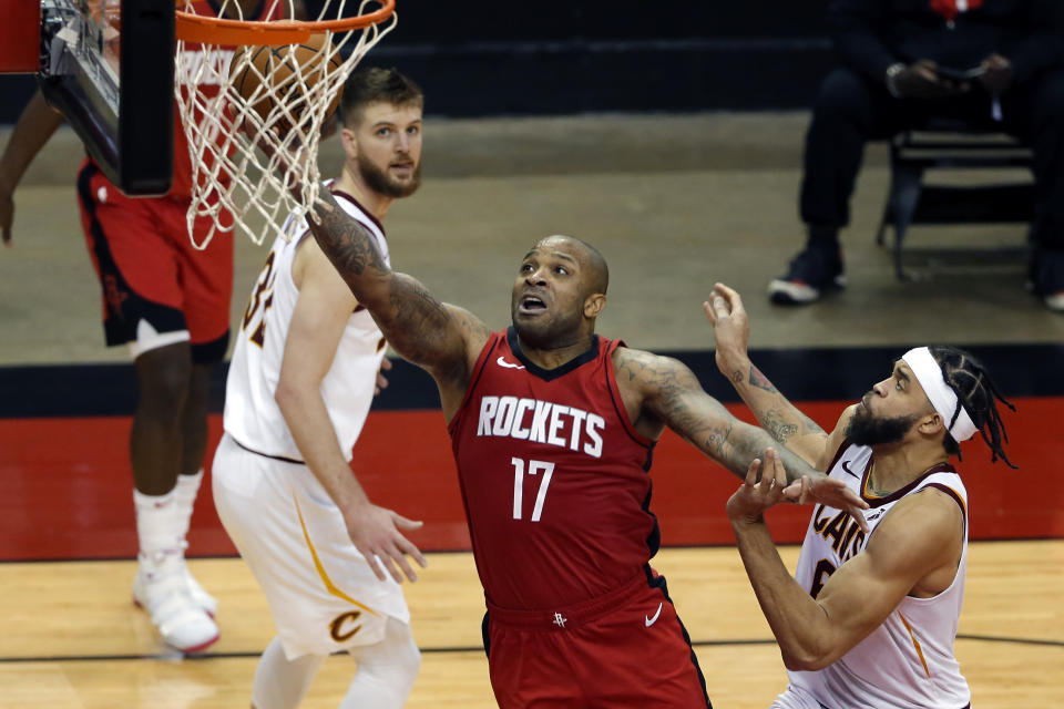 P.J. Tucker（上籃者）。（AP Photo/Michael Wyke）