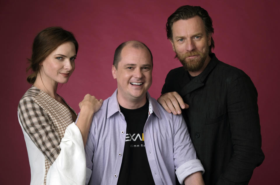 En esta foto del 28 de octubre del 2019, el guionista y director Mike Flanagan, en el centro, posa con los actores Rebecca Ferguson, izquierda, y Ewan McGregor durante la promoción de su película "Doctor Sleep" en West Hollywood, California. (Foto por Chris Pizzello/Invision/AP)