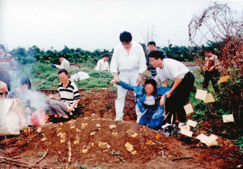 殺了丈夫的劉妻（藍衣者）重回埋屍地點，當場腿軟，還需靠警方在旁攙扶。（聯合知識庫）