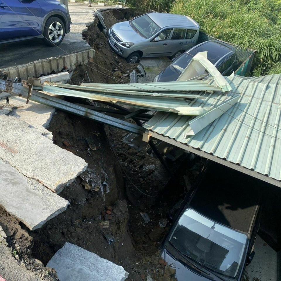 花蓮大地震，新北市新店區安泰路土坡滑落、地面龜裂，居民搭建的停車設施遭到土石掩埋受困，阻礙後續搶救。   圖：新北市消防局提供