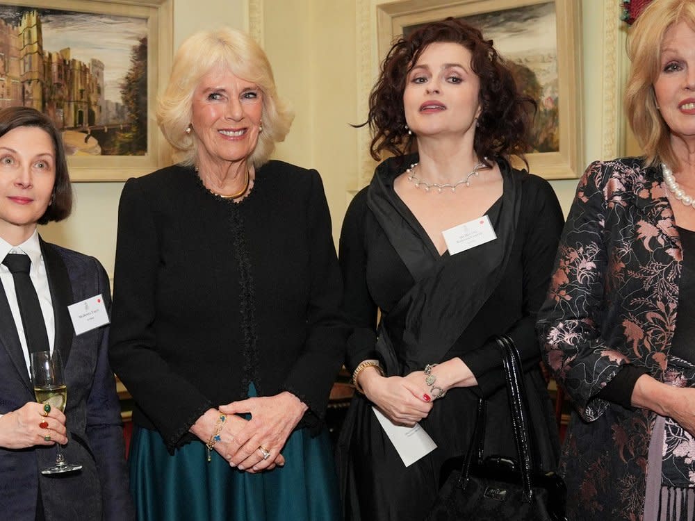 Königin Camilla (li.) neben "The Crown"-Star Helena Bonham Carter im Clarence House. (Bild: getty/YUI MOK / POOL/AFP via Getty Images)