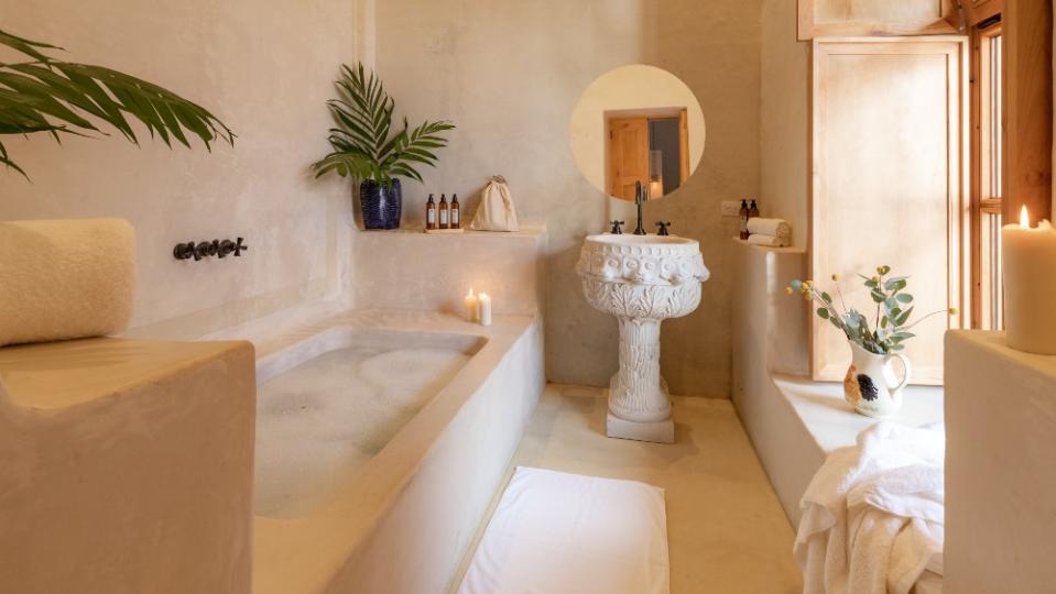 A bathtub in the Alma suite