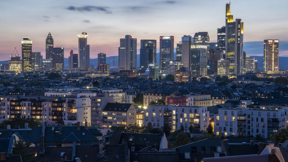 Die Bankentürme der Frankfurter Innenstadt kurz nach Einbruch der Dunkelheit.