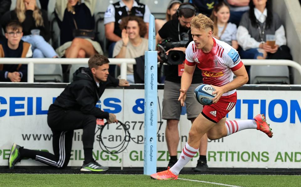 Louis Lynagh of Harlequins scores his teams first try during the Gallagher Premiership Rugby match between Newcastle Falcons and Harlequins at Kingston Park on September 19, 2021 in Newcastle upon Tyne, England. - GETTY IMAGES