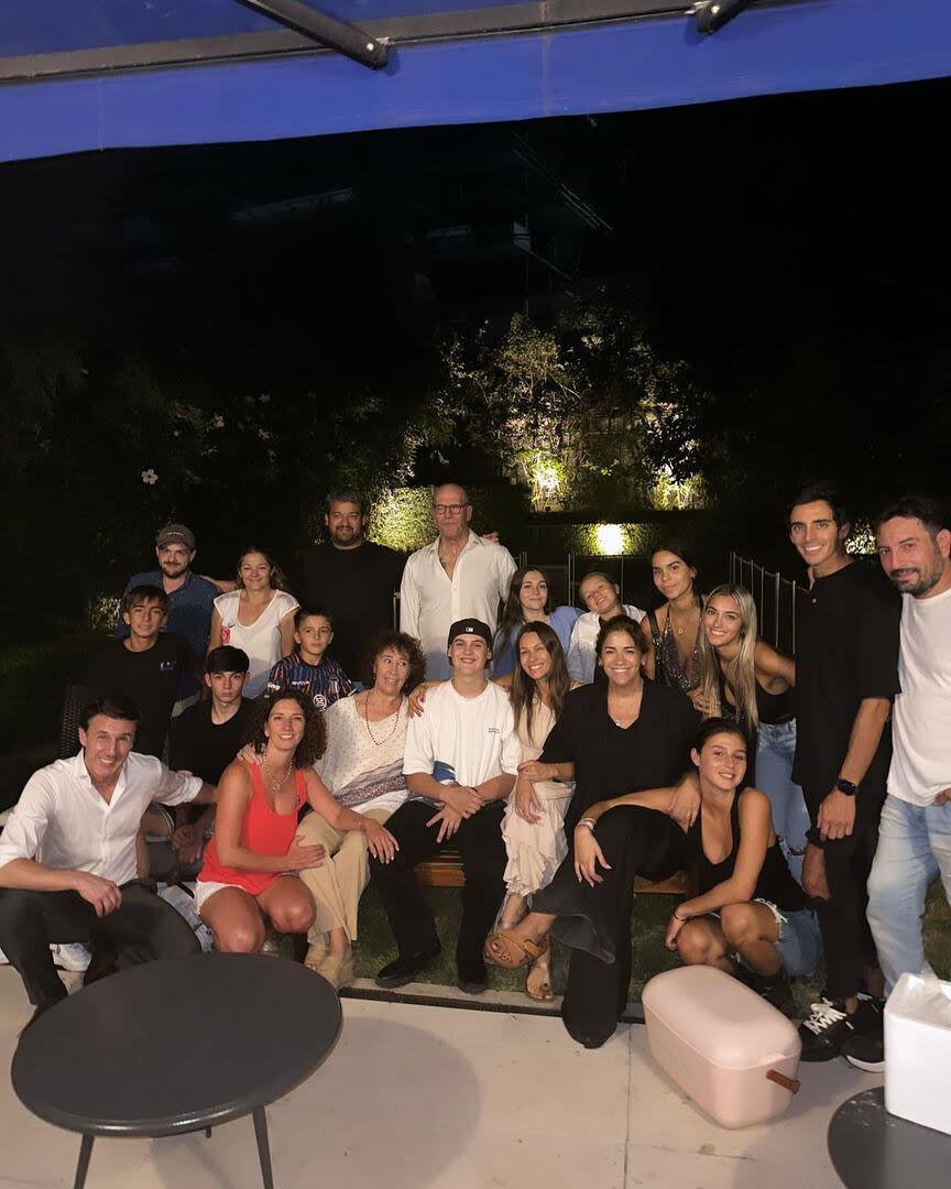 La familia se reunió para el cumpleaños número 16 de Bautista (Foto: Instagram @pampitaoficial)