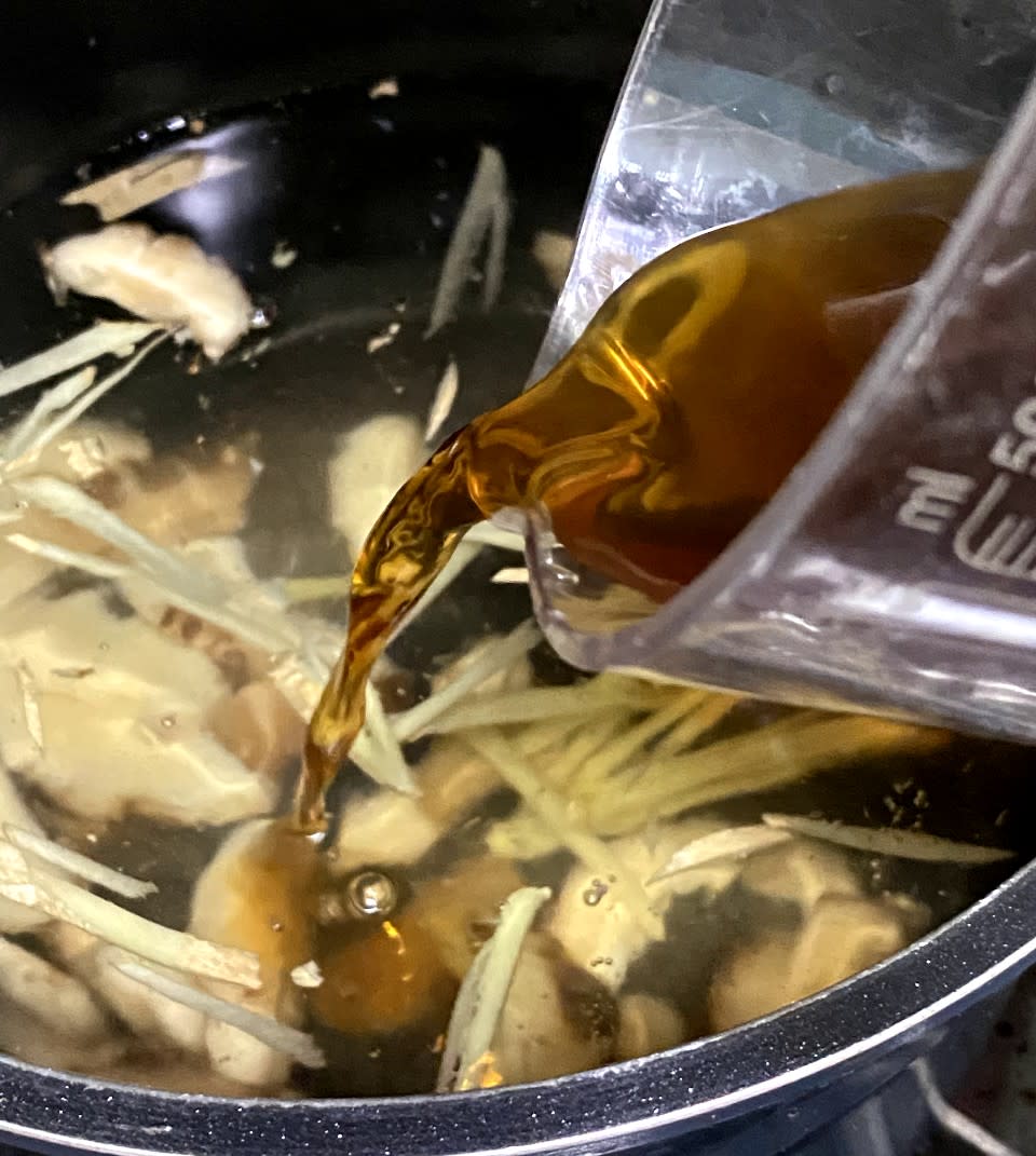 湯水食譜│剝皮椒香菇雞湯  分時段加材料更美味