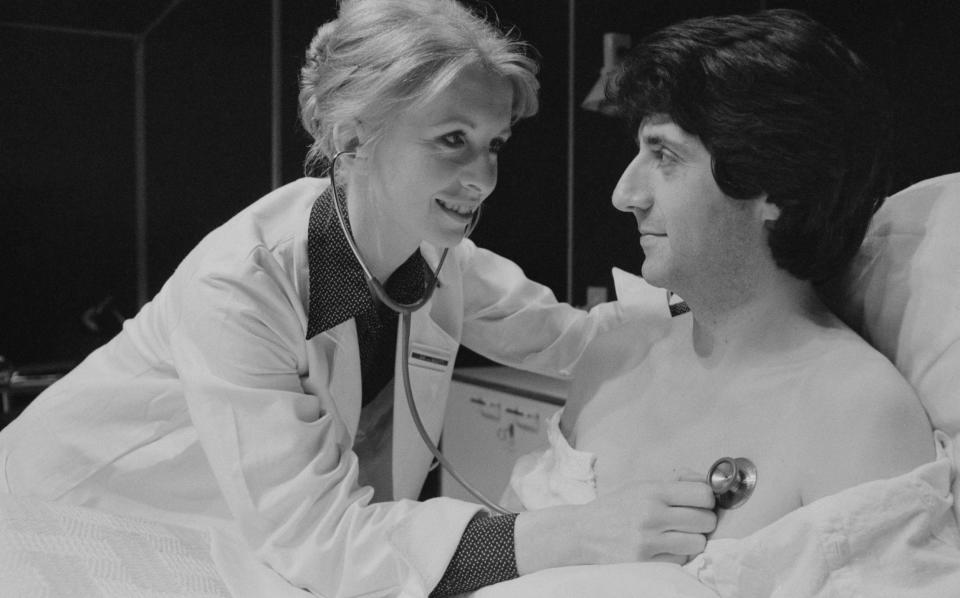 Jane Asher and Tom Conti in Whose Life is it Anyway? at the Mermaid Theatre, London, in 1978 - Malcolm Clarke/Keystone/Hulton Archive/Getty Images